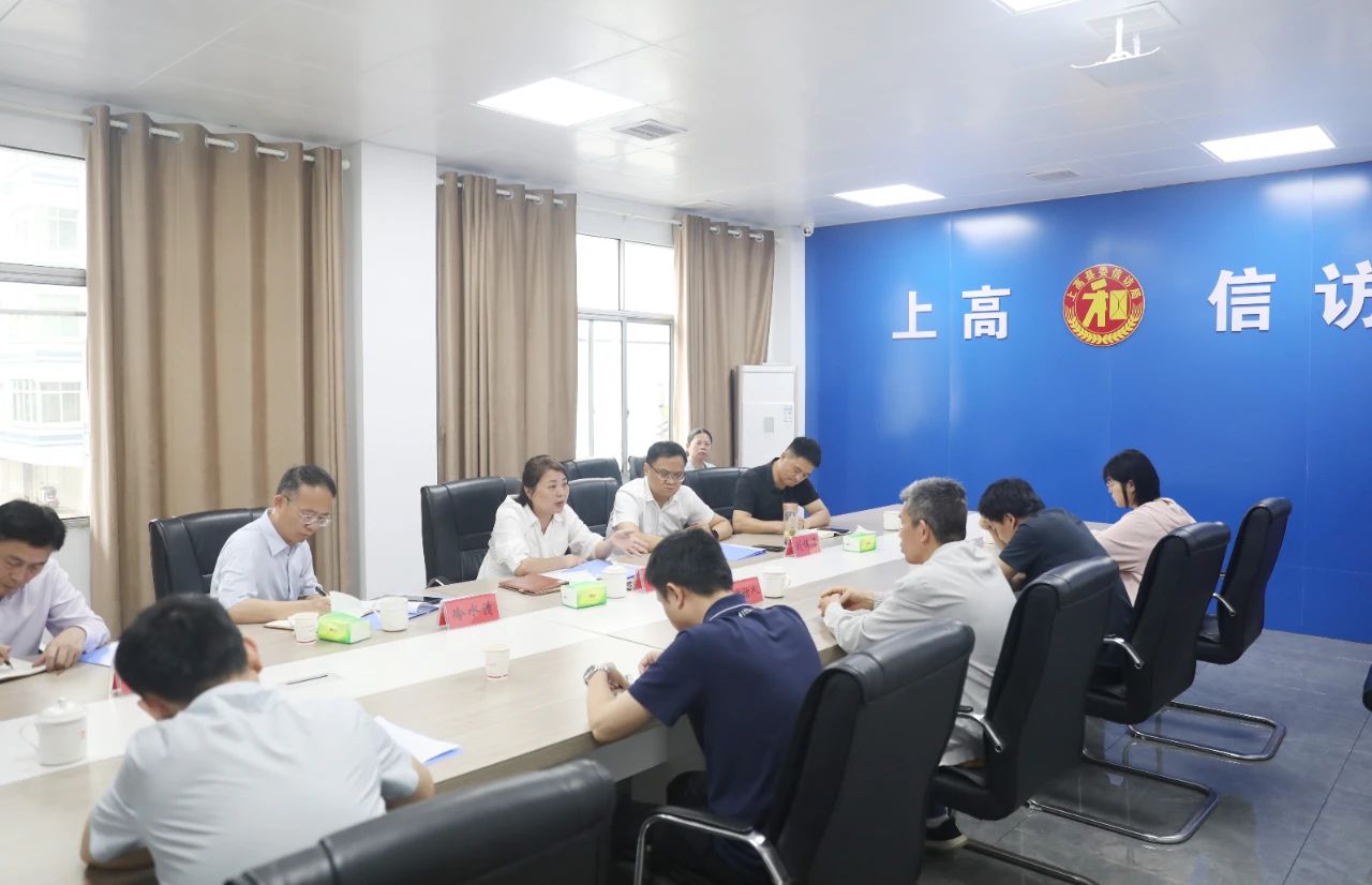 陈爱红到县综治中心接待群众来访